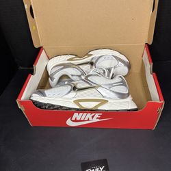 Nike V5 RNR Shoes White Gold Silver Gray  W Sz 6 New W Box