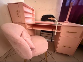 Nail salon table; includes the lamp and the chair. Used, but in very good condition. Delivery not included.