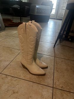 Women’s white boots size 6