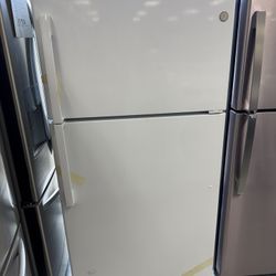 never used GE Garage Ready 22 Cu.ft Top Freezer Refrigerator 