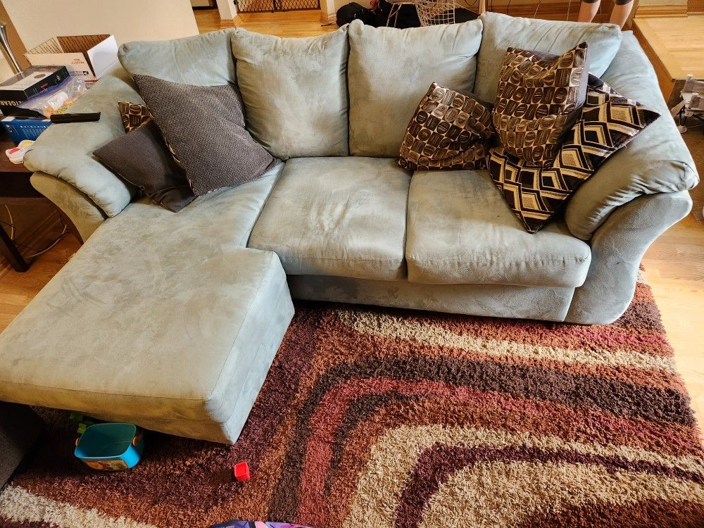 Couch With Movable Chaise
