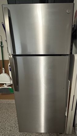 GE 17.5 Cu. Ft. Top Freezer Refrigerator – White – Excellent Condition