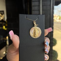 14K ROUND RELIGOUS PENDANT