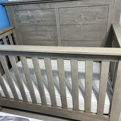 Oxford Baby Crib and Matching Dresser
