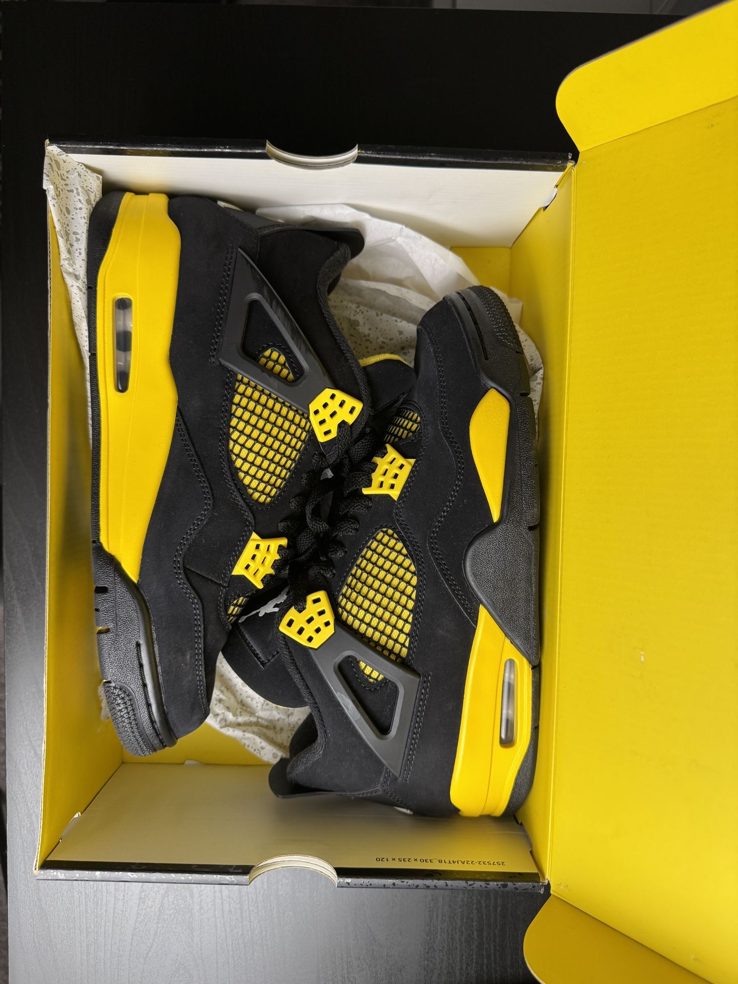 Jordan 4 Retro Thunder (2023) Size 8.5 Almost New