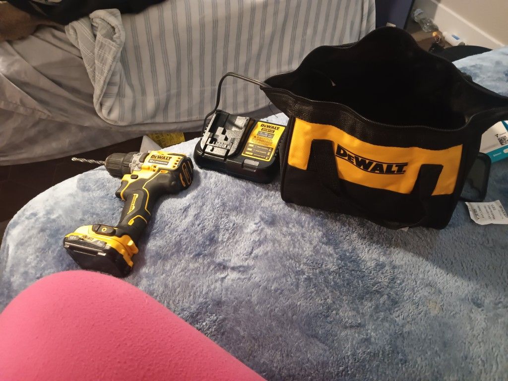 Brand New DeWalt 12 V Drill Battery Battery Charger N Bag 