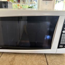 White And Clean Microwave 