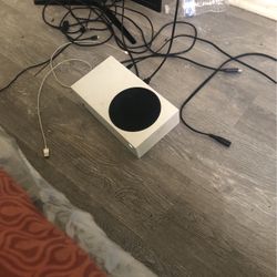 Xbox  One s  In Good Condition Come With Everything Even A Controller 