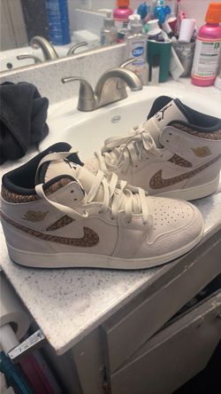 Air Jordan 1 Mid Sneakers