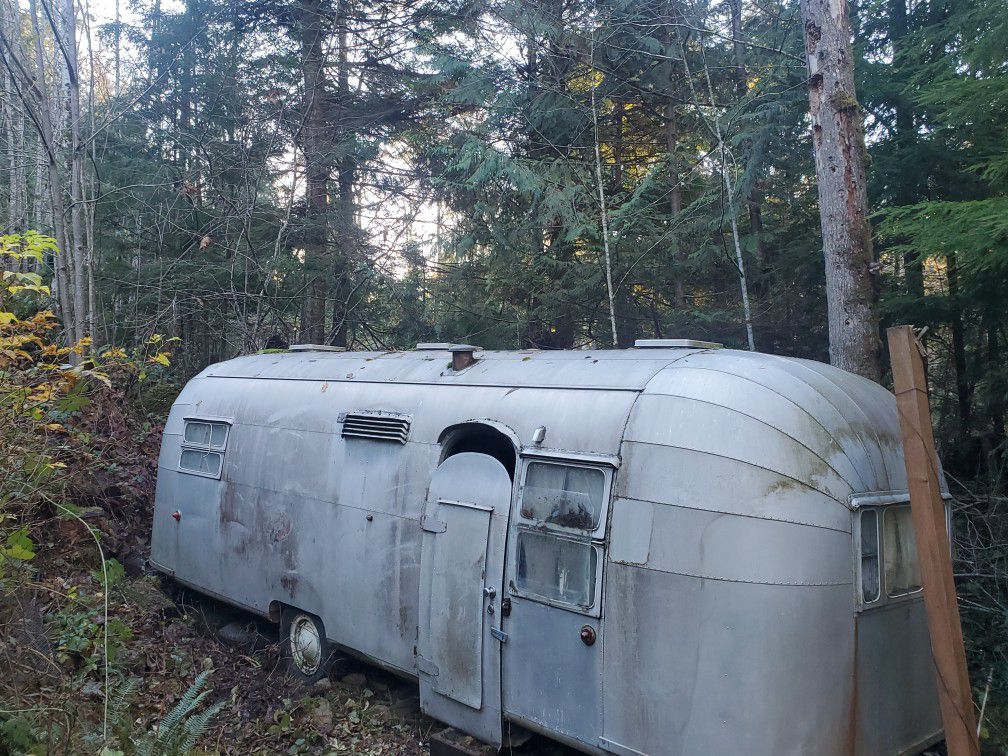 50s or 60s Airstream Not sure