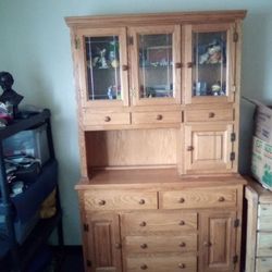 Like New Beautiful Honey Oak Dining Room Hutch Light's Up Inside Great Condition For $100