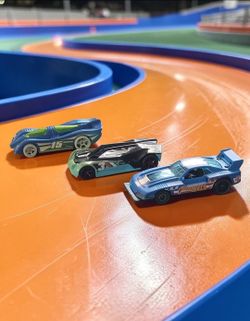 (Lot Of 3) Assorted Hot Wheels Power Pistons/Split Vision/ GT-Scorcher/Die-Cast 1:64. Based on the visual evidence in the photo, the cars are in playe
