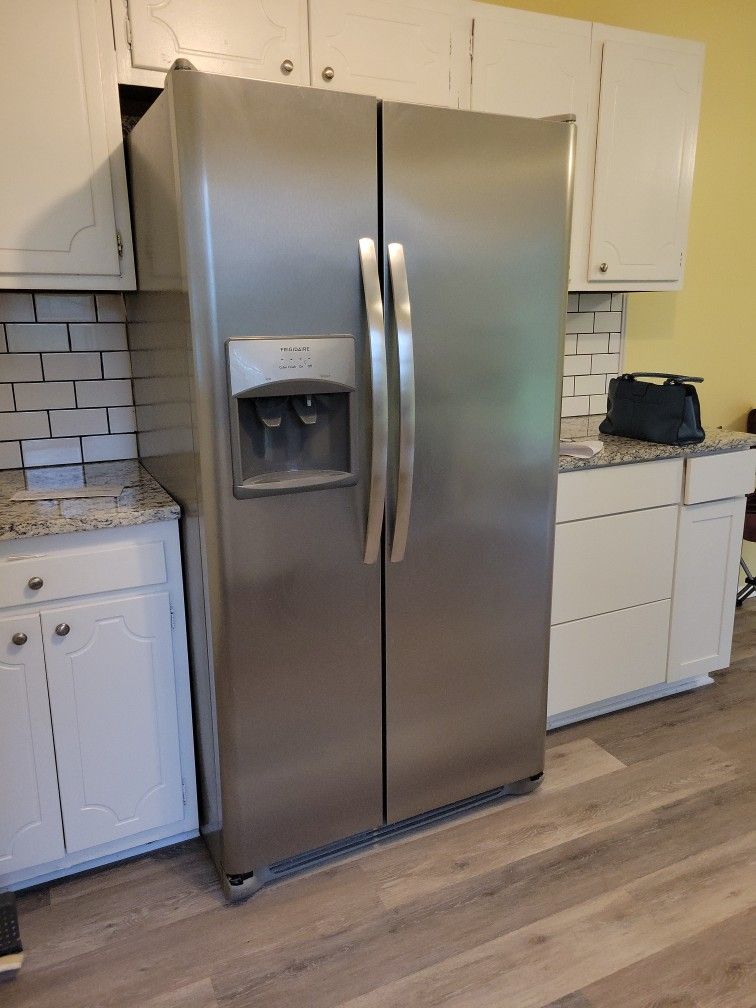 Frigidaire 2 Sided Refrigerator With Water And Ice Dispenser