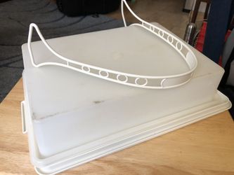 Tupperware cake container