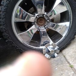 Beautiful  Flawless Rims 22 With Brand New Tires.have All Of The Caps Just Were Not Put On Need To Downsize My Tires