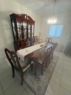 Traditional Cherry Wood Dining Set with 8 Chairs & China Cabinet / Juego de Comedor de Madera con 8 Sillas y Vitrina