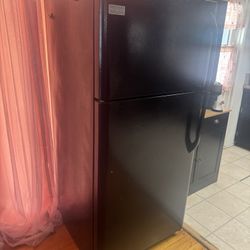 Frigidaire Top Freezer Refrigerator Black