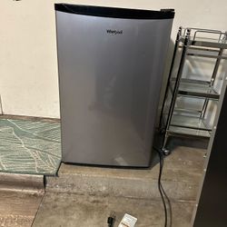 Mini fridge 