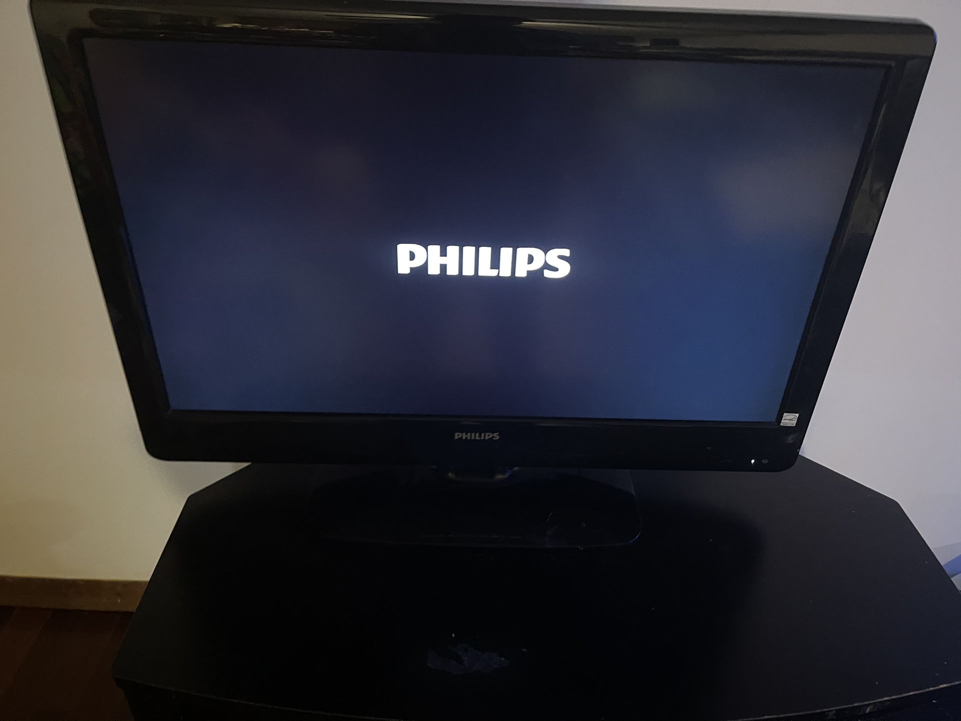 snow Envision prepare Philips TV 32 inch for Sale in Lawrenceville, GA - OfferUp