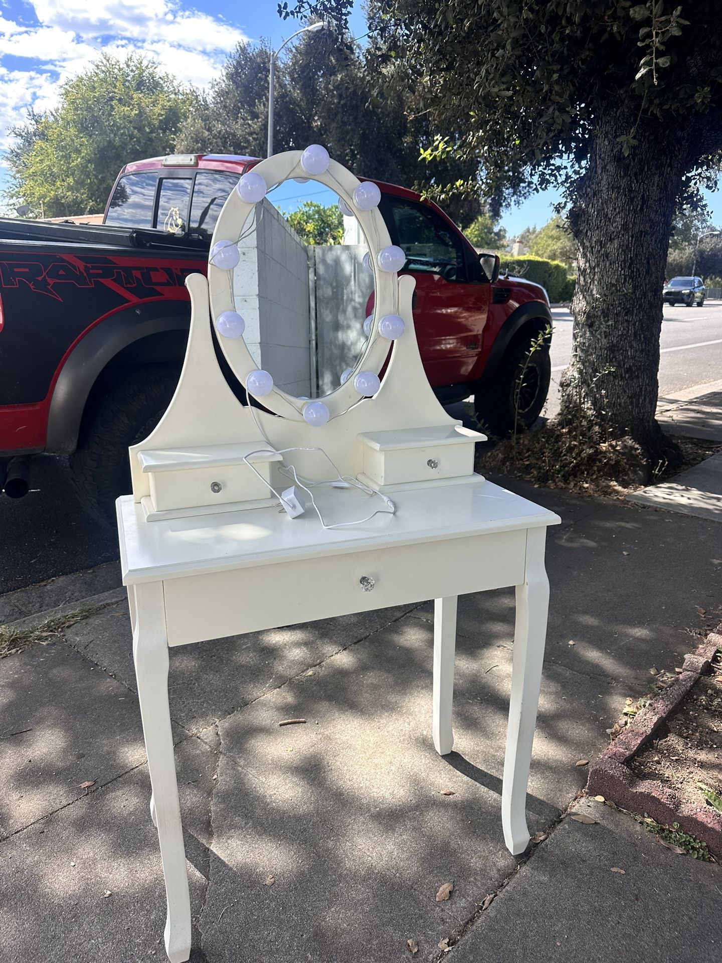 Make Up Vanity With Lights - DELIVERY AVAILABLE