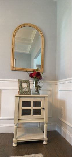 Vintage Cream White Accent Cabinet – Glass Door & Lower Shelf