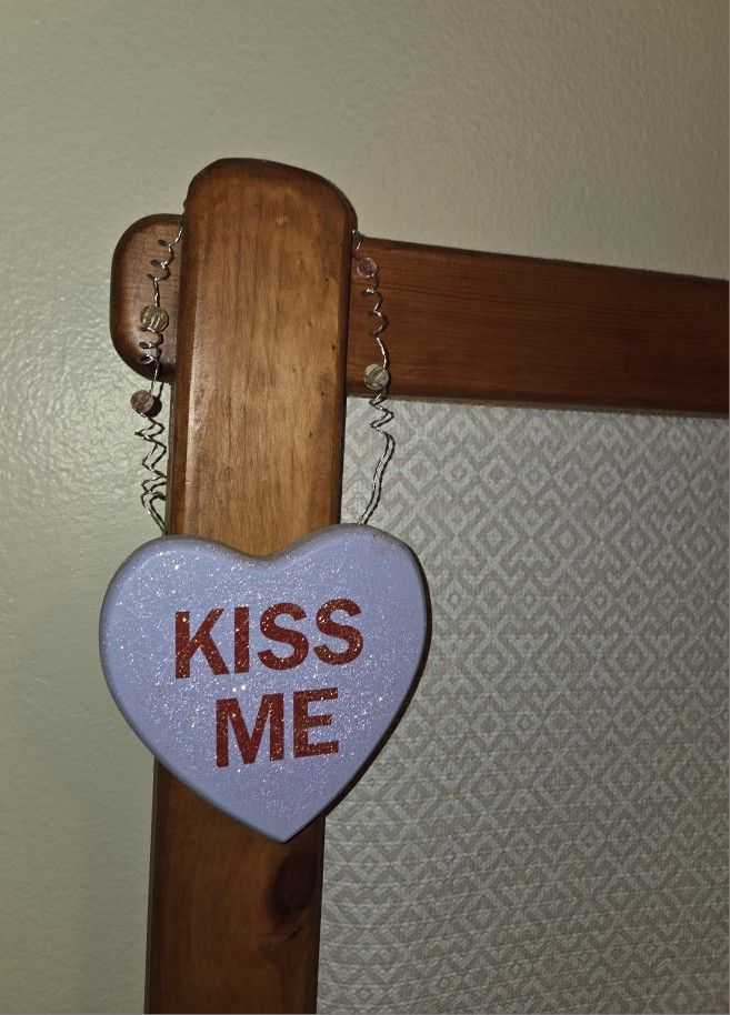 Wood Kiss Me Plaque Wire Beads
