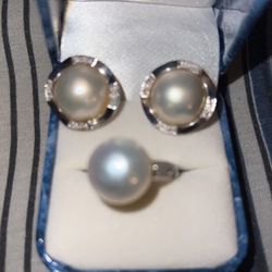  Beautiful 14 Karat Diamond Mabe Pearl Ring & Earrings 