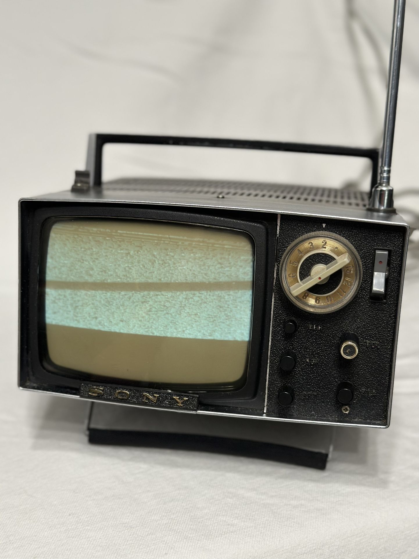 Sony 5-303W Portable Mini Television and Suitcase Of Transport