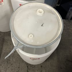 HEAVY DUTY PLASTIC 55 GALLON SHIPPING DRUMS WITH REMOVABLE LIDSAND CLAMPS $45 EACH DELIVERY AVAILABLE $$$