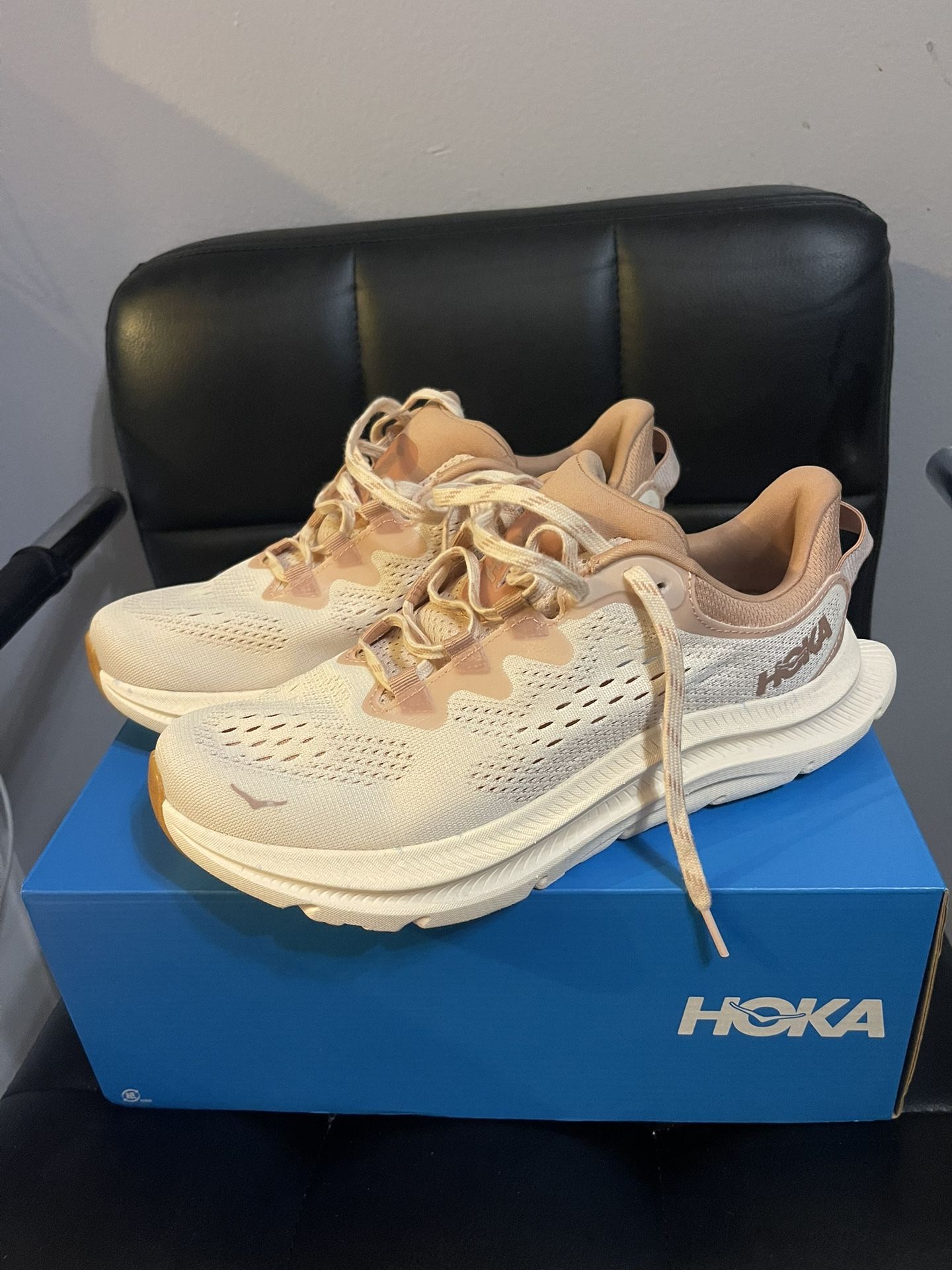 Hoka Kawana 2/ Size 6B Women’s $95