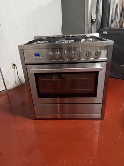 Cosmo 36-inch gas stove with 5 burners in perfect working condition. We offer home delivery, installation, and a 3-month warranty.