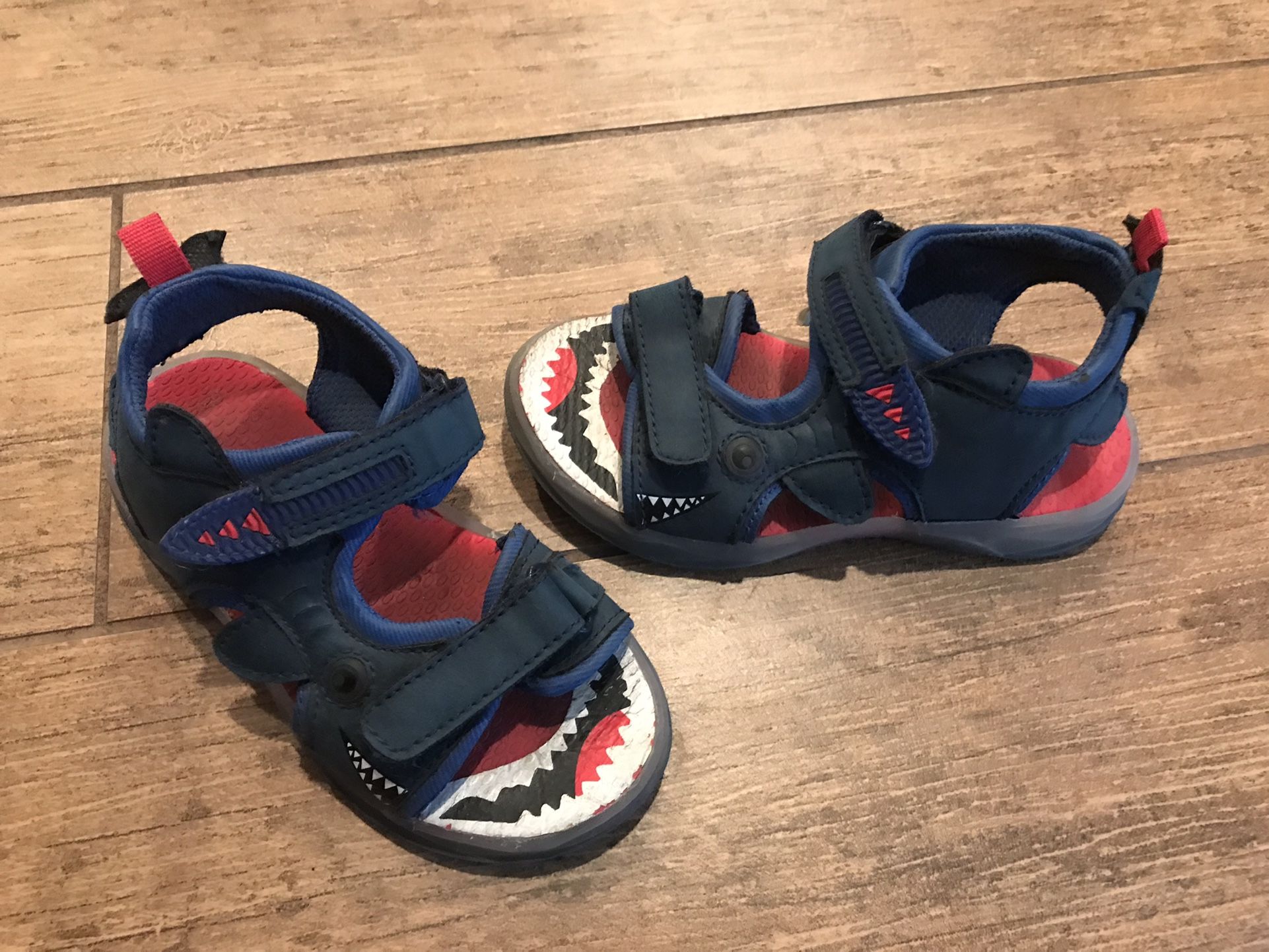 Carter’s Boys Size 9 Light Up Sandals