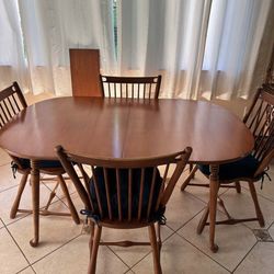 Expandable wooden table with 4 chairs