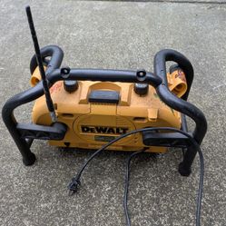 DeWALT DC011 Heavy-Duty Worksite Radio & Battery Charger