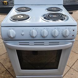 24in Stove In Excellent Condition 