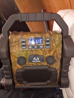 REALTREE JOB SITE RADIO/BLUETOOTH SPEAKER W/Flashlight -CAMOUFLAGE