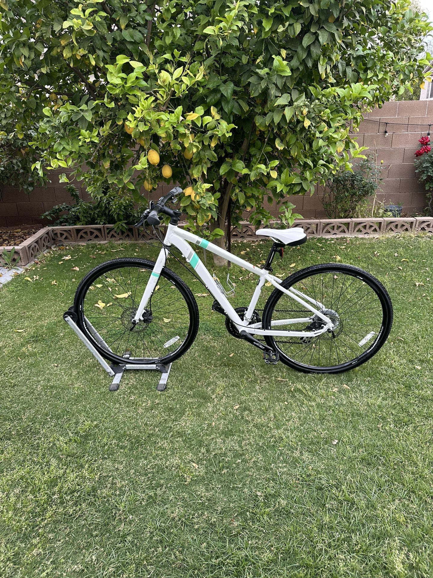 DIAMONDBACK CALICO 700 C MOUNTAIN BIKE, 7X3 SPEED, SMALL ALUMINUM FRAME, LIKE BRAND NEW