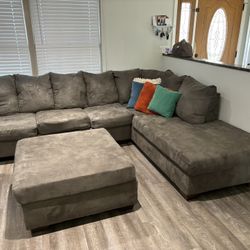 Gray sectional W/ ottoman