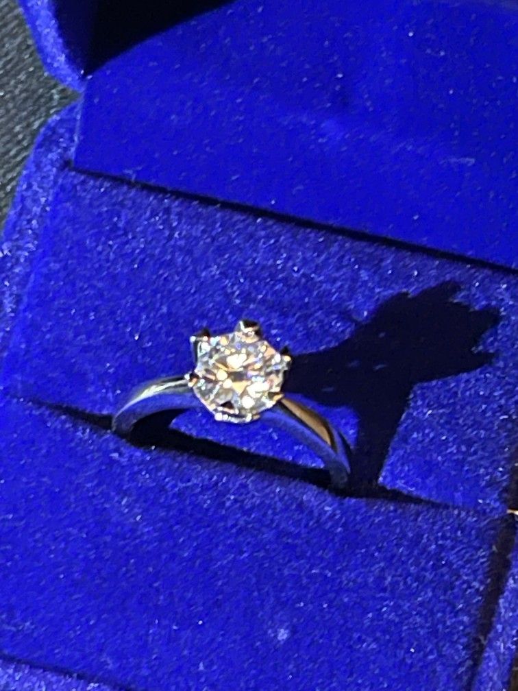 Moissanite Ring Size 7 (925 silver)