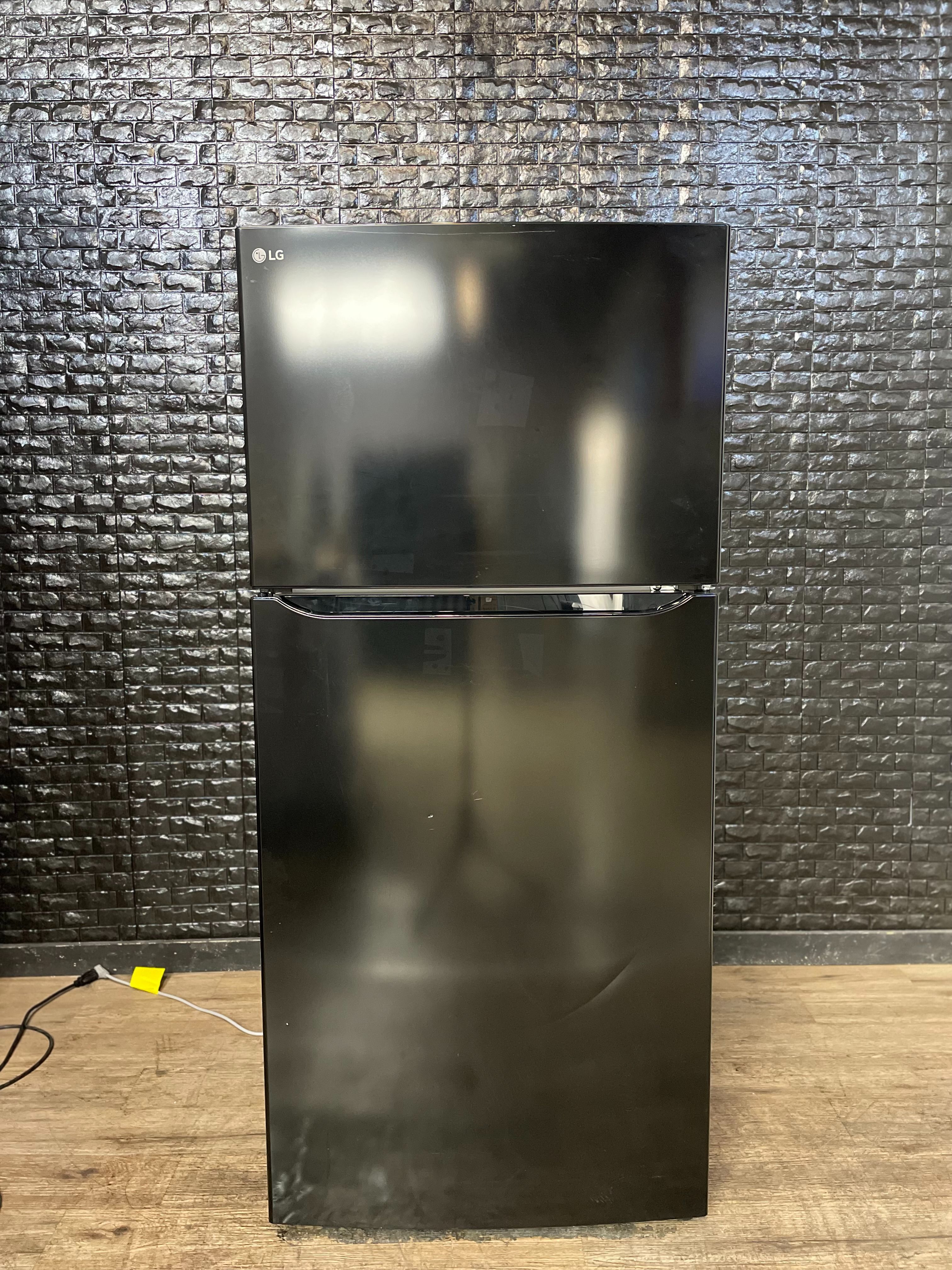 LG REFRIGERATOR w/WARRANTY! R2811A