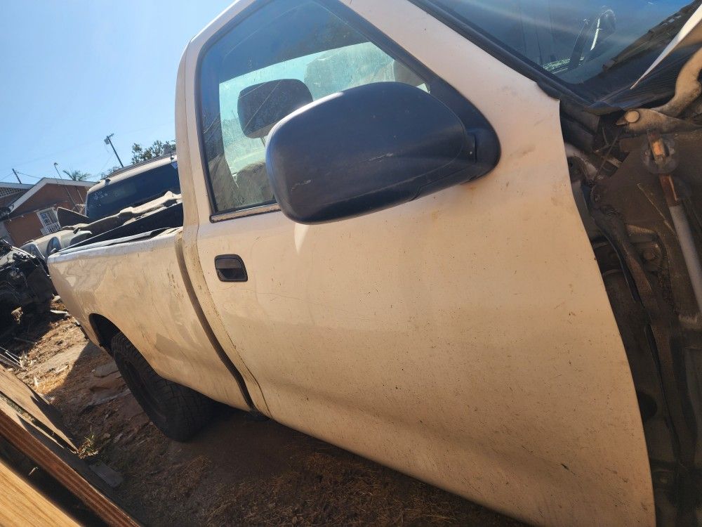 Parts 2002 Toyota Tundra (READ DESCRIPTION)