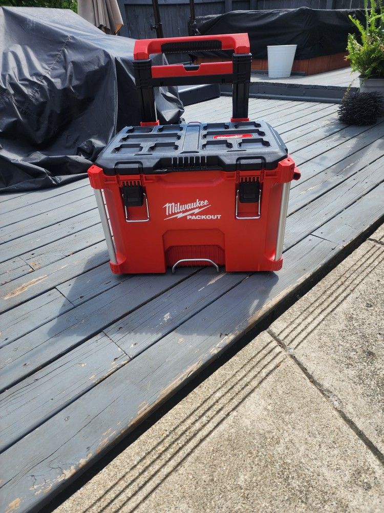 Milwaukee
PACKOUT 22 in. Rolling Modular Tool Box Low Profile Handle