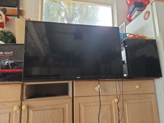 RCA TV With Wall Mount 