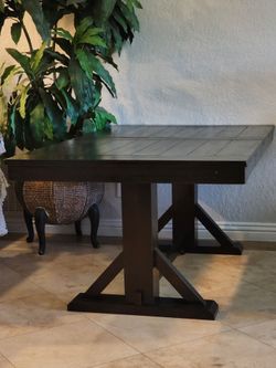 Extendable dining table (5.5  ft - 7 ft)