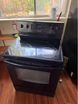 Excellent condition black Samsung oven (4 burner) - can deliver