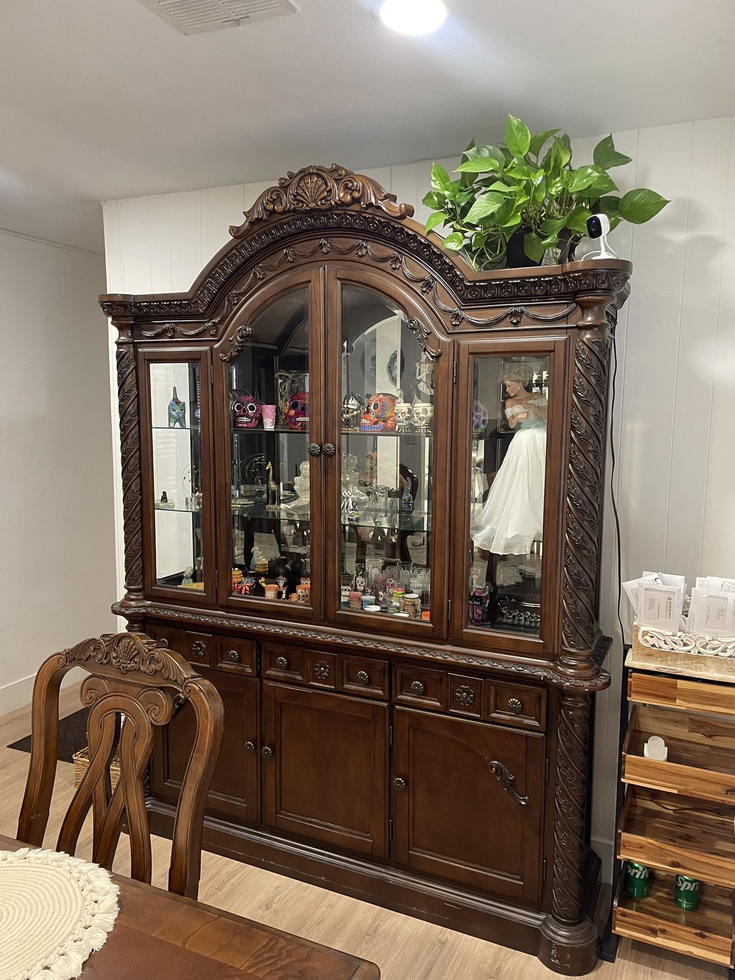 China Cabinet With Beautiful Matching Extended Dining Table