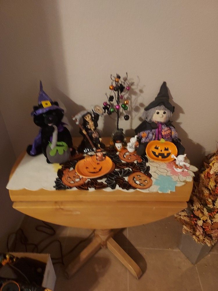 BEAUTIFUL HALLOWEEN DECORATIONS LIGHTS AND PLAYS PLUS EXTRA