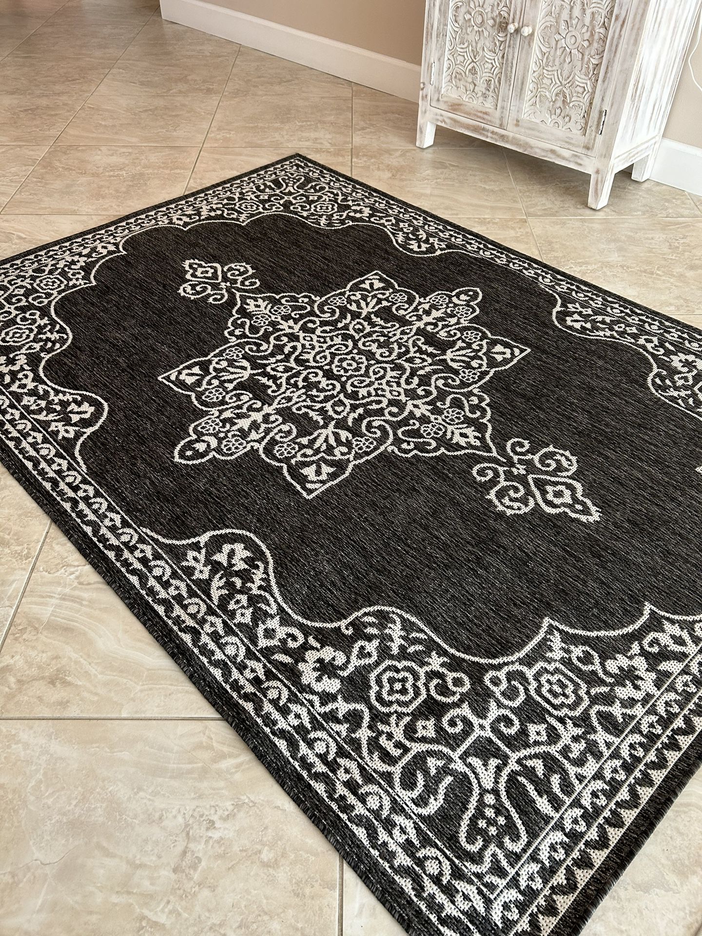 Beautiful 5x7  Black And White Outdoor and  indoor area rug 