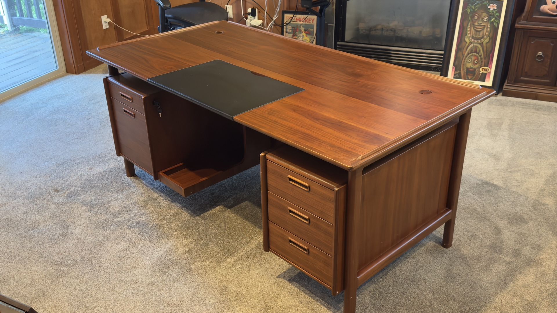 Executive Desk w/Display Front