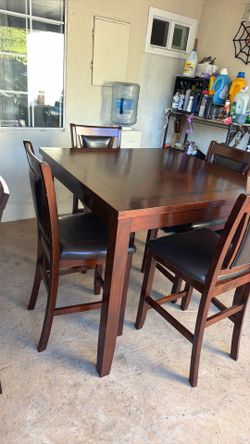 Dining table and 4 Chairs